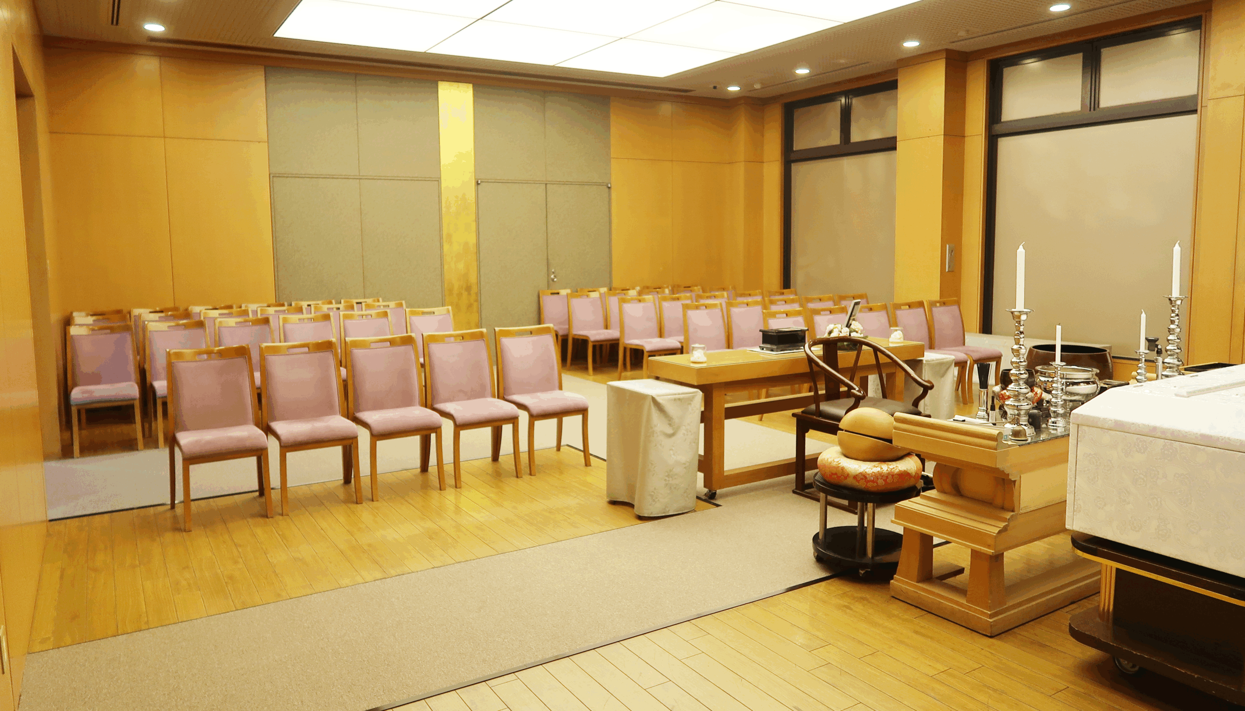 府中の森市民聖苑前の祭壇