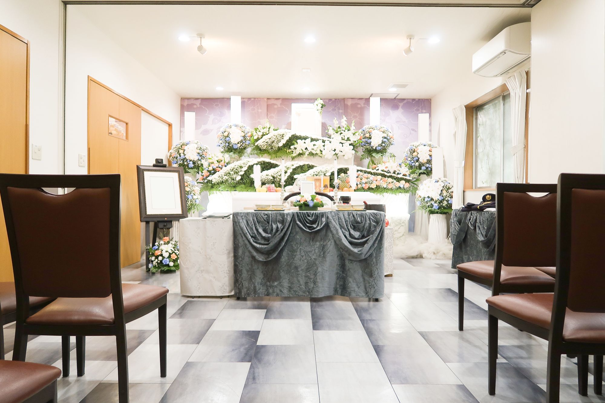 森の風ホール立川イスで囲まれた祭壇