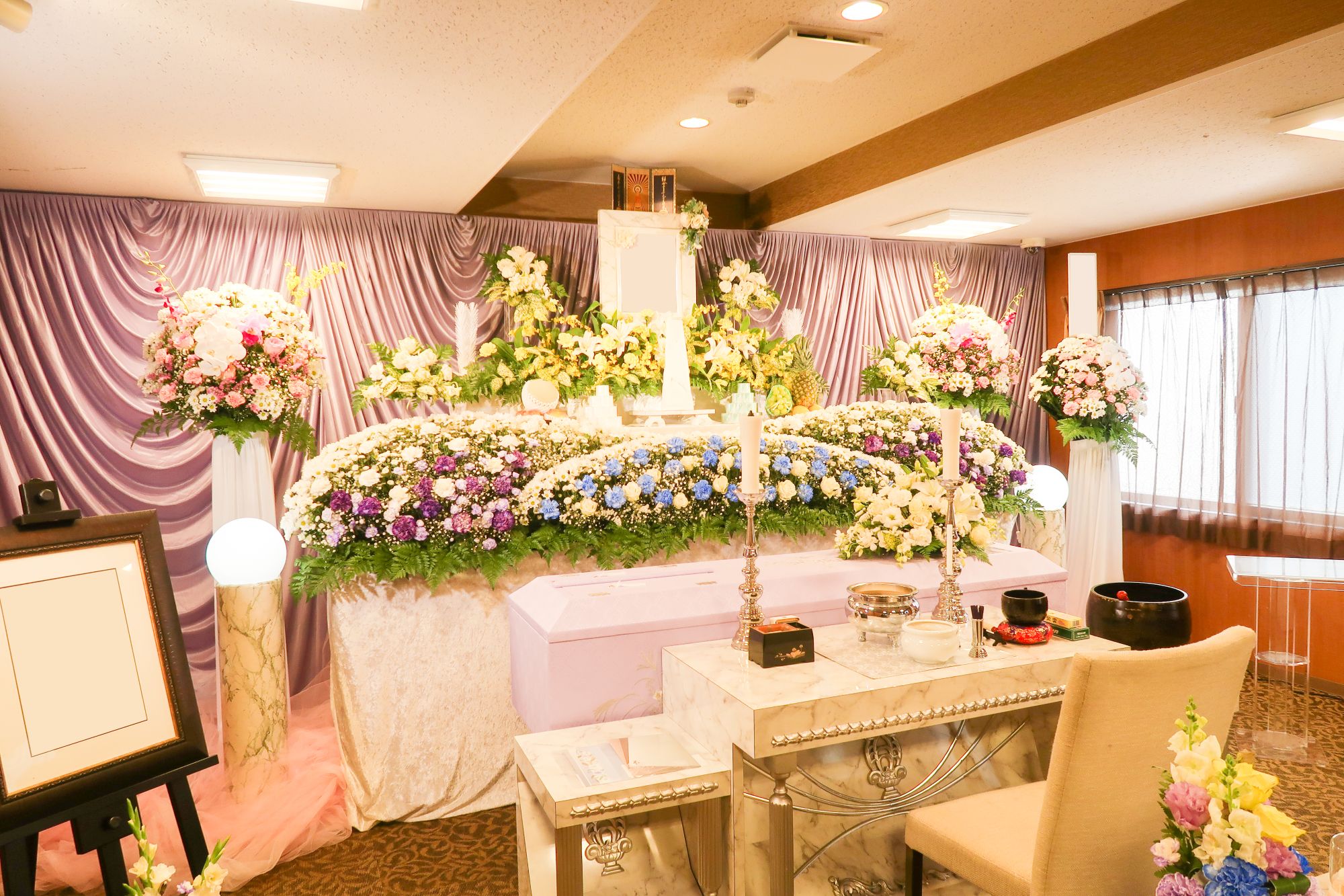 森の風ホール府中の祭壇とイス