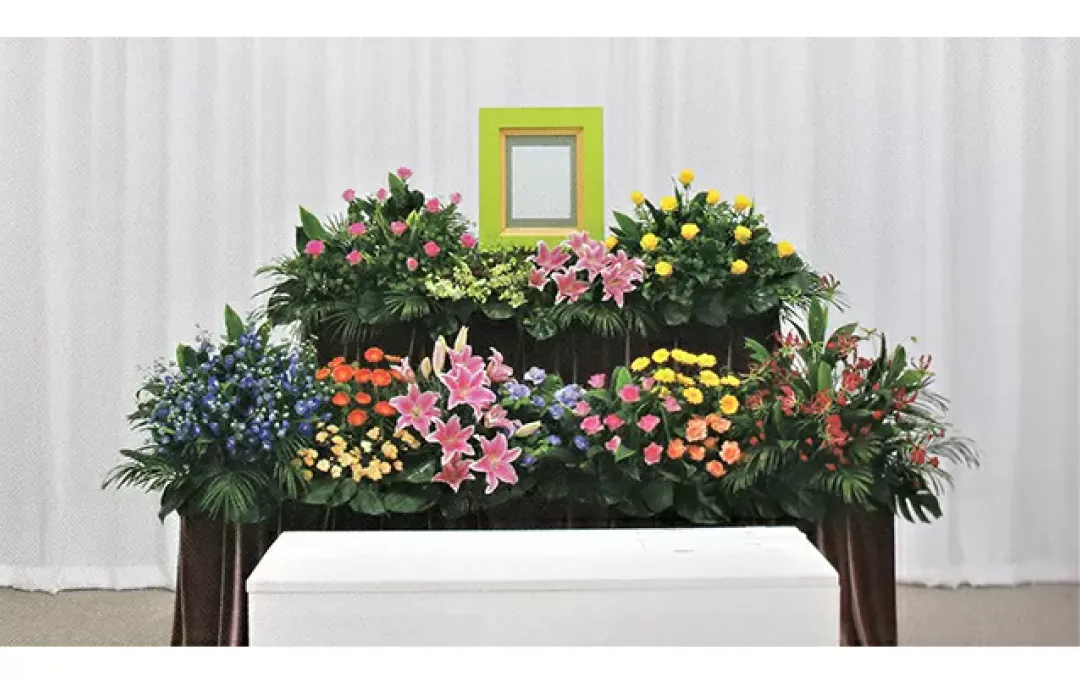 さまざまな花で縁取られたシンプルな祭壇のデザイン