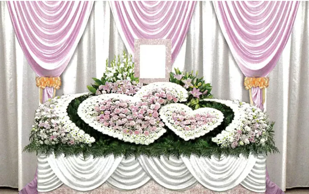 多彩な花を使用したカラフルな祭壇
