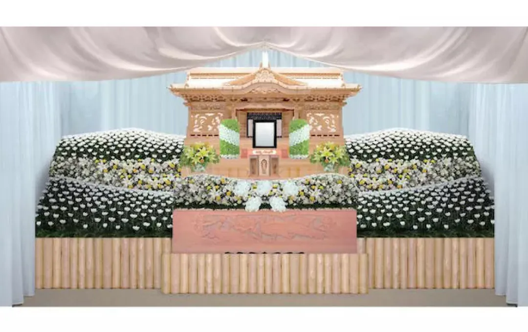 伝統的な木製の仏壇と白い花で飾られた祭壇
