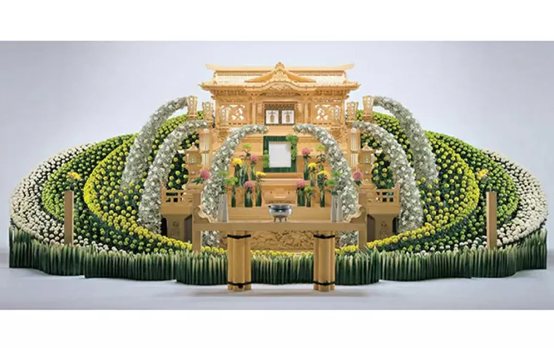 豪華な金色の仏壇と花で装飾された壮大な祭壇