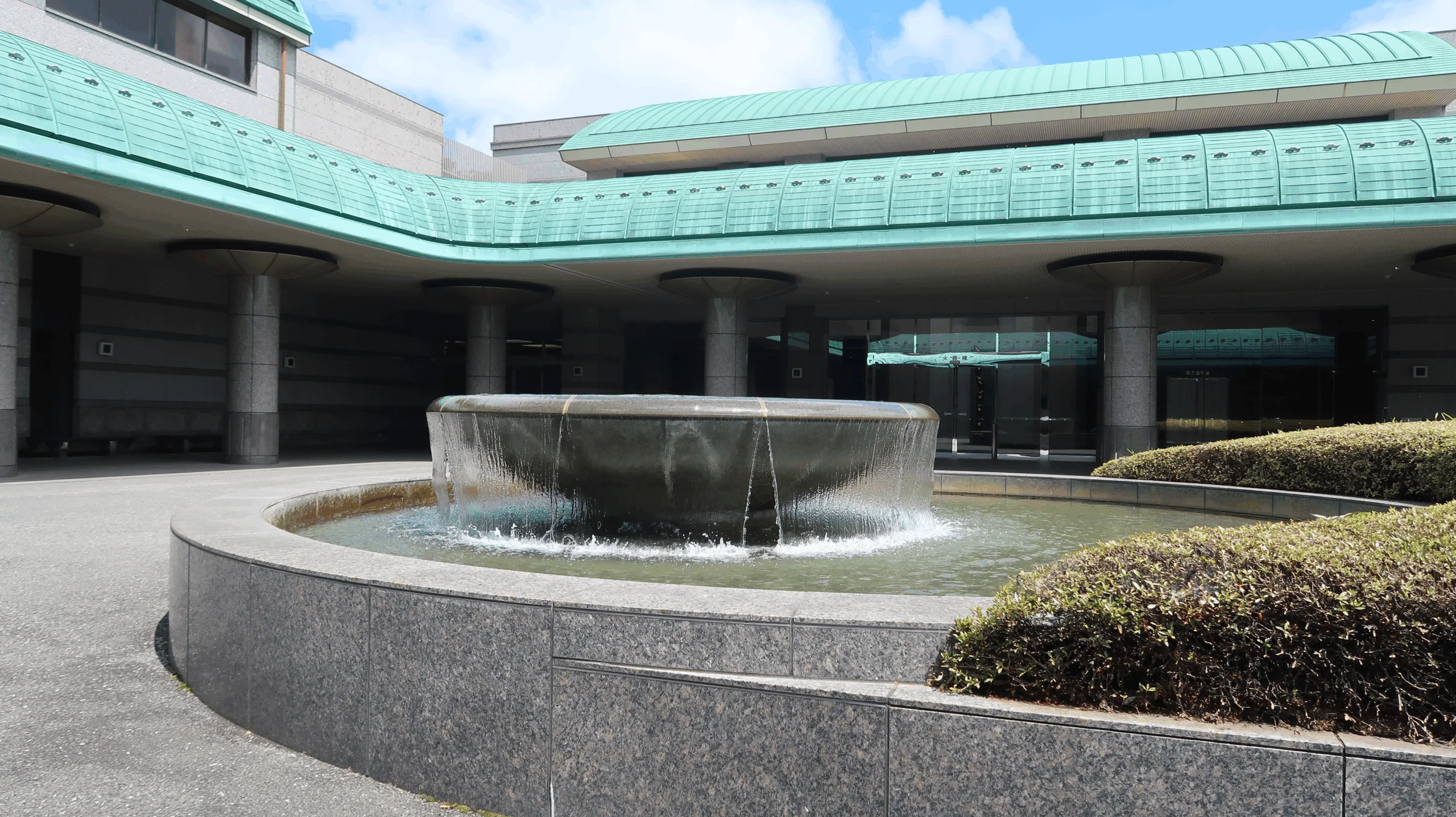 府中の森市民聖苑前